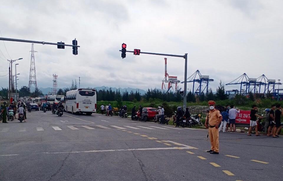 Phòng CSGT đường bộ - đường sắt: Tăng cường lực lượng điều tiết, hướng dẫn giao thông tại các tuyến đường ra khu du lịch Cát Bà và Đồ Sơn